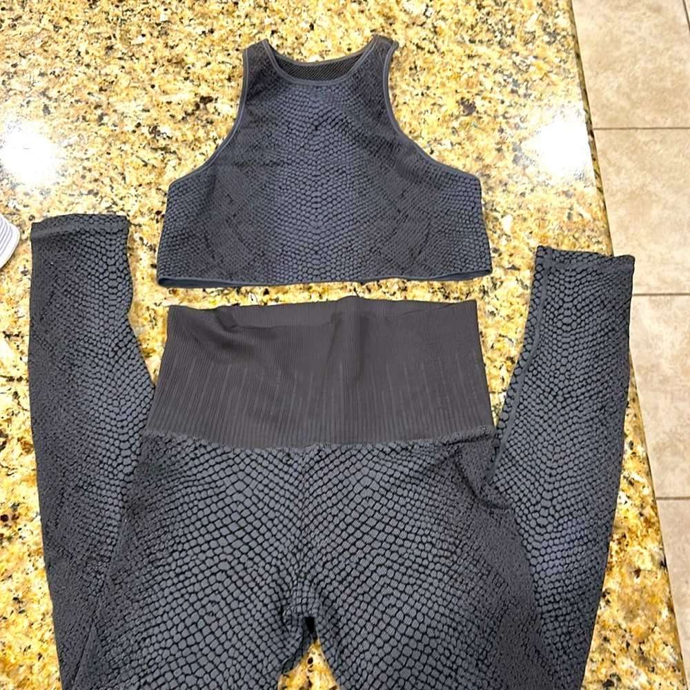 Avocado snakeprint workout set SZ Medium
